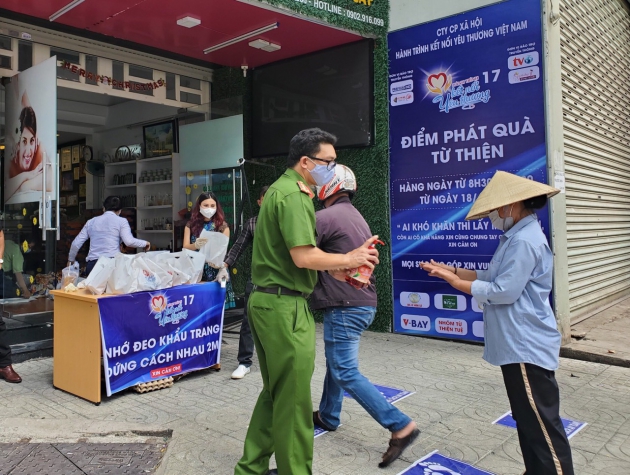 Ấm áp tình người trong mùa dịch